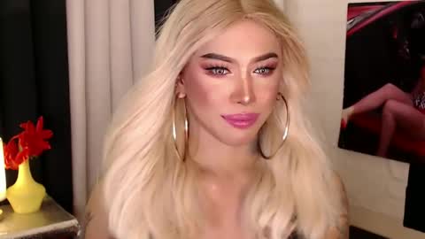 Snapshot of valentina_goddess_tsxxx chatting on December 22, 12:17 am Amanda online show from December 22, 12:17 am