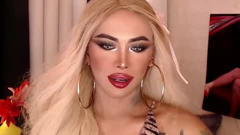 Snapshot of valentina_goddess_tsxxx chatting on January 3, 12:00 am Amanda online show from January 3, 12:00 am