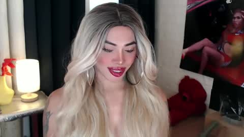 Snapshot of valentina_goddess_tsxxx chatting on February 17, 1:47 am Amanda online show from February 17, 1:47 am