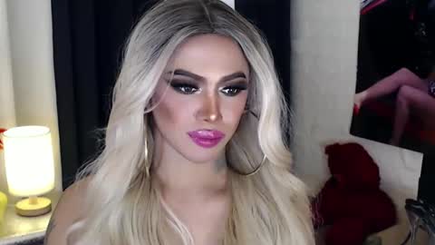 Snapshot of valentina_goddess_tsxxx chatting on February 25, 12:25 am Amanda online show from February 25, 12:25 am