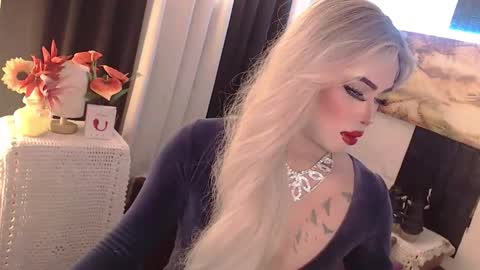 Snapshot of valentina_goddess_tsxxx chatting on September 19, 3:12 am Amanda online show from September 19, 3:12 am