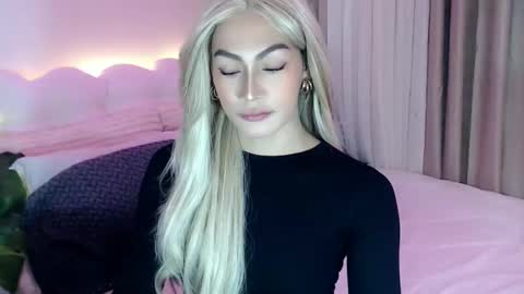 Venus Sunrise Bombshell online show from April 10, 8:03 pm