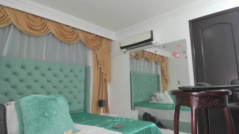 Snapshot of victoria_sweets_ chatting on February 1, 10:13 pm victoria_sweets_ online show from February 1, 10:13 pm