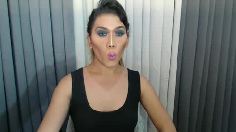 Snapshot of xhugejerkingtransx chatting on January 1, 12:11 pm GWEN THOMPSON .......   online show from January 1, 12:11 pm