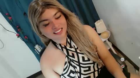 its me MADEL online show from June 10, 1:54 pm