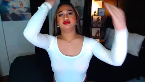 Snapshot of xxxgiganticoliviacummerxxx chatting on December 15, 1:00 pm OLIVIA online show from December 15, 1:00 pm