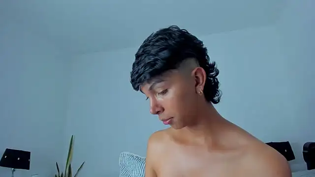 xhenisa  online show from March 8, 7:50 pm