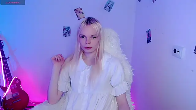 Emily Nyaffee online show from November 25, 8:33 pm