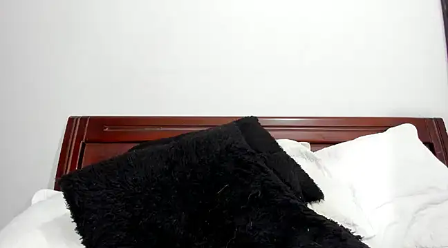 Snapshot of aleziiacam chatting on March 19, 2:05 am aleziiacam online show from March 19, 2:05 am