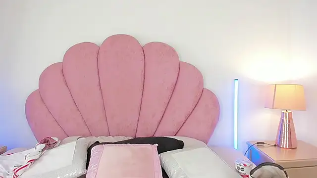 Nicole Paradise online show from March 26, 1:15 pm