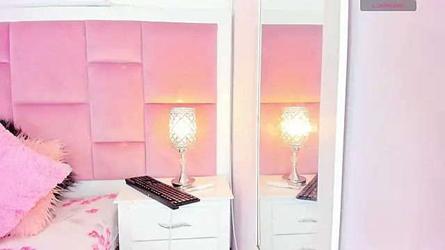 DaphneLloyd online show from December 10, 7:11 pm