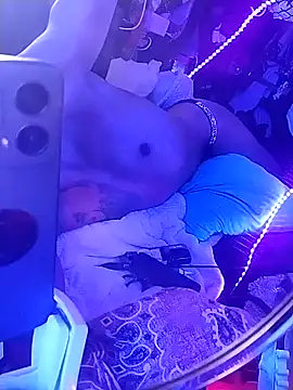 gurlnips online show from March 31, 6:32 pm