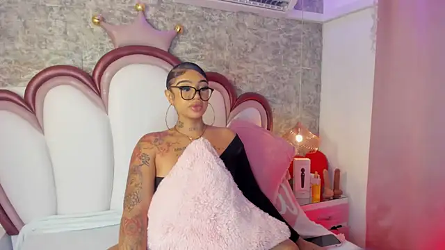 Mia Jansen online show from March 12, 2:00 pm