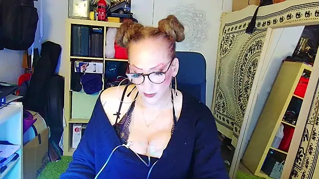 MaxiEmily online show from February 10, 12:41 am