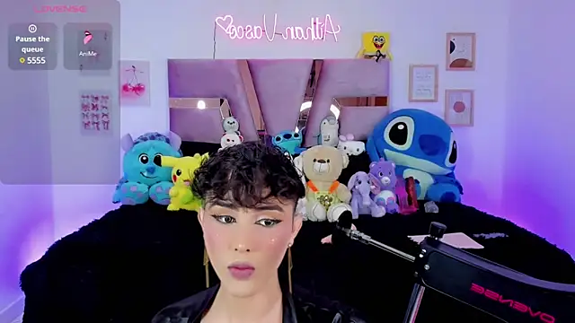 femboy-20 online show from March 1, 8:42 pm