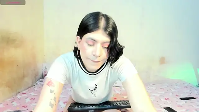 Snapshot of xxxEmmaxx chatting on October 13, 6:04 am xxxEmmaxx online show from October 13, 6:04 am