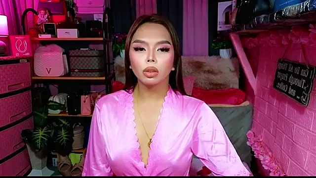 Snapshot of MoniqueCeleste chatting on October 27, 1:46 am MoniqueCeleste online show from October 27, 1:46 am