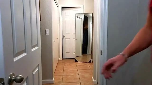 KristalMountain online show from December 4, 5:00 am