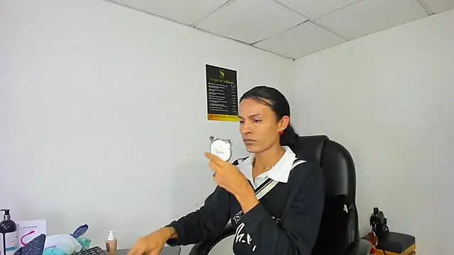 Aisha hotts777 online show from December 20, 3:56 am