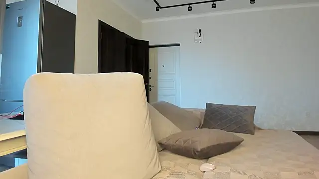 lona li online show from January 10, 10:43 am