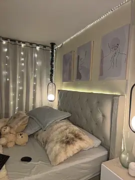 Chloe Celeste online show from December 18, 3:23 am