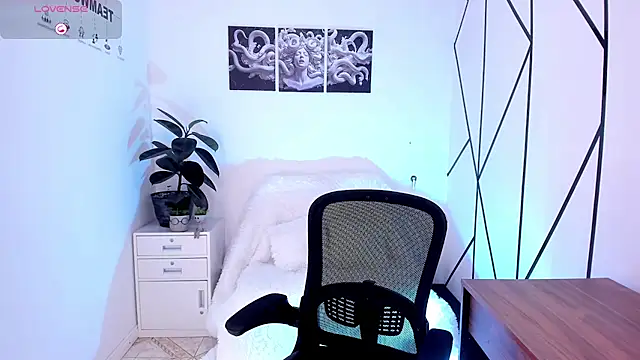 Flor Gil online show from December 13, 7:53 pm