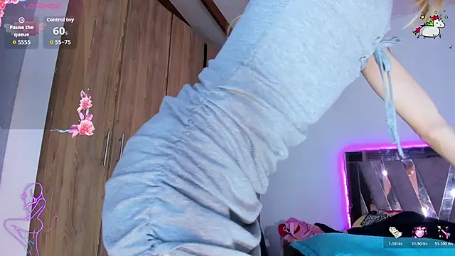 SkyeGabbyRose online show from April 29, 9:58 am