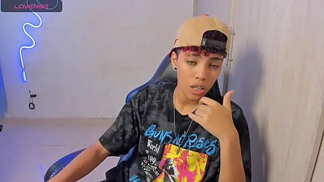 axel luxxx online show from April 15, 7:58 pm