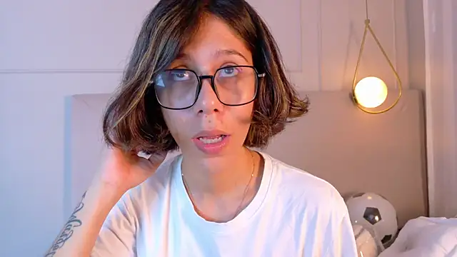 ZoeyPetit online show from July 8, 1:03 pm