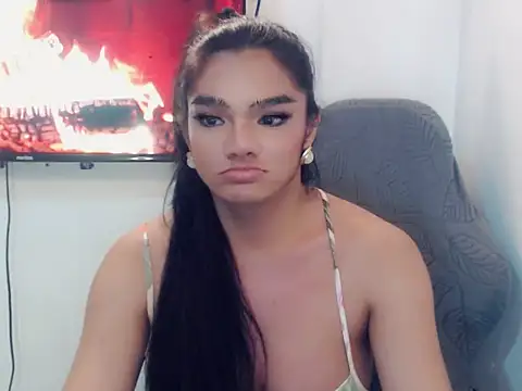 HollyFoxy69 online show from May 21, 12:45 pm