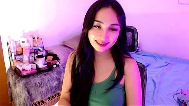 Snapshot of SweetLilly_18 chatting on October 24, 5:01 am SweetLilly 18 online show from October 24, 5:01 am