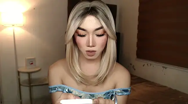 Snapshot of Local_Hoelyx chatting on March 15, 9:06 am Local Hoelyx online show from March 15, 9:06 am