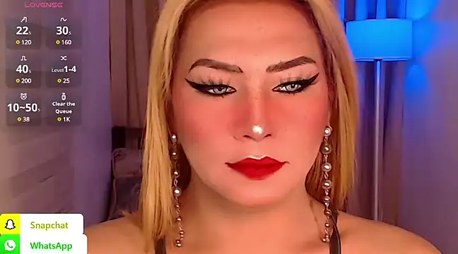 Snapshot of QUEEN_GIAMOORE69 chatting on December 13, 10:23 pm QUEEN GIAMOORE69 online show from December 13, 10:23 pm