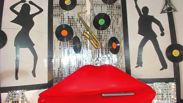 nickyminach  online show from December 3, 3:59 am
