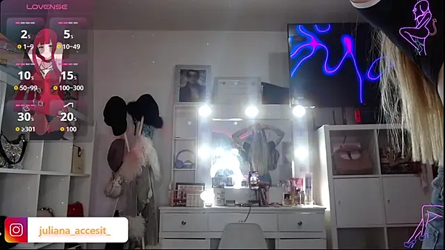 Snapshot of caroline_cossei chatting on October 28, 12:14 pm caroline cossei online show from October 28, 12:14 pm