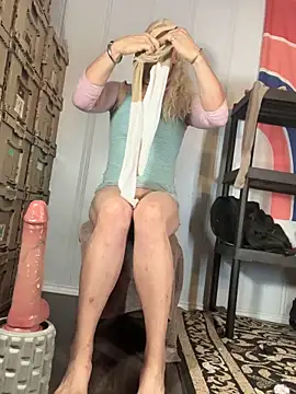 Snapshot of JenniDoucet chatting on October 21, 3:20 am JenniDoucet online show from October 21, 3:20 am